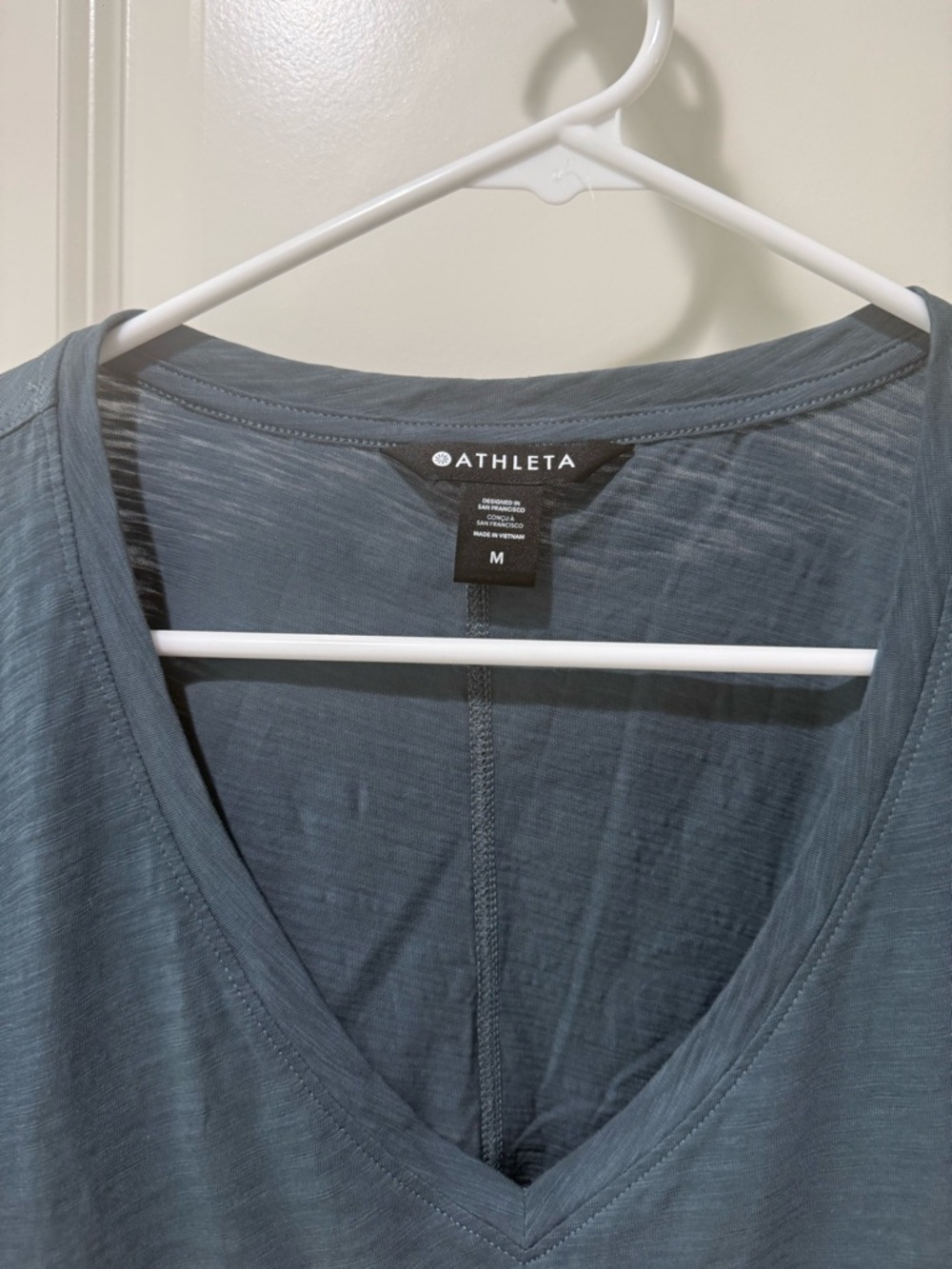 Athleta V-Neck Essential Tee T-shirt Slub Knit in Eden